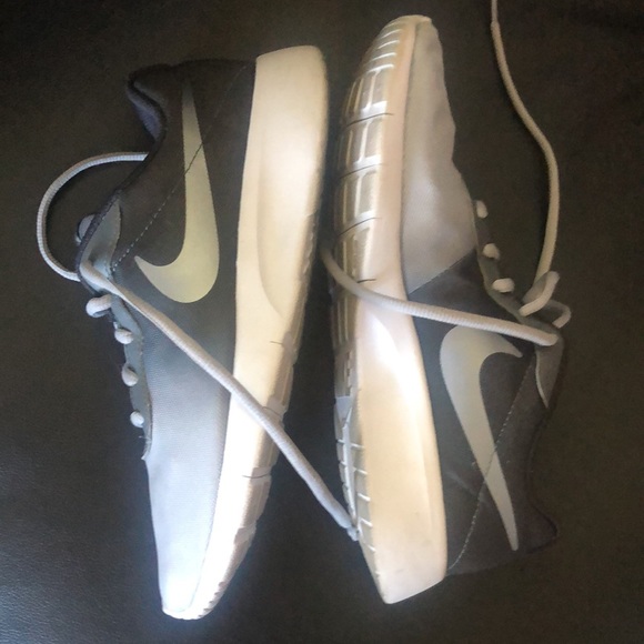 Like new Nike running shoes - Picture 2 of 4